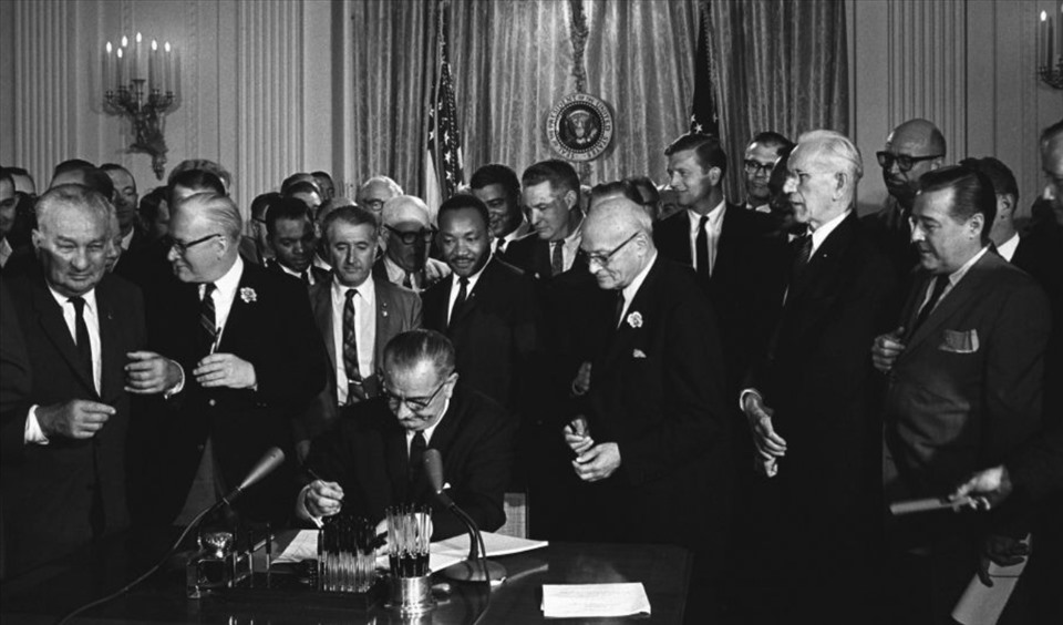 Tổng thống Lyndon B. Johnson ký Đạo luật Dân quyền.