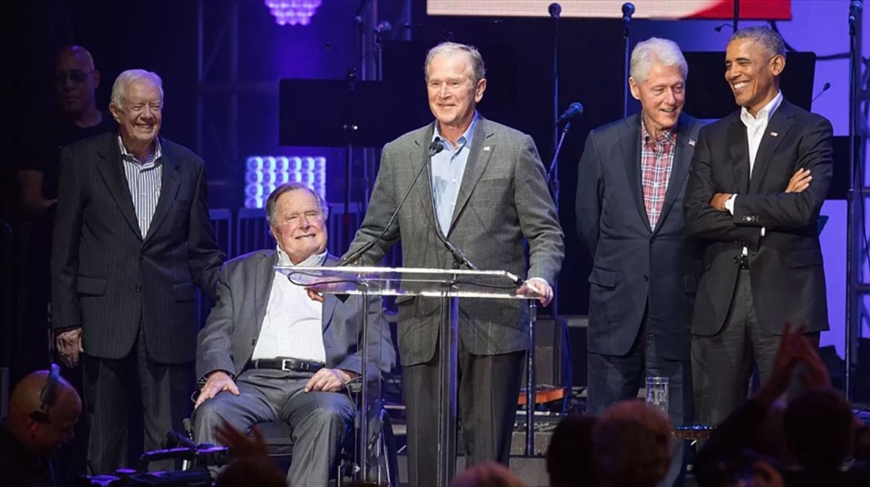 Các Tổng thống Mỹ Jimmy Carter, George H.W. Bush, George W. Bush, Bill Clinton và Barack Obama phát biểu trước khán giả trong buổi hòa nhạc “Deep from the Heart: The One America Appeal” tại Đại học Texas A&M, ngày 21.10.2017. Ảnh: Ford Motor Company