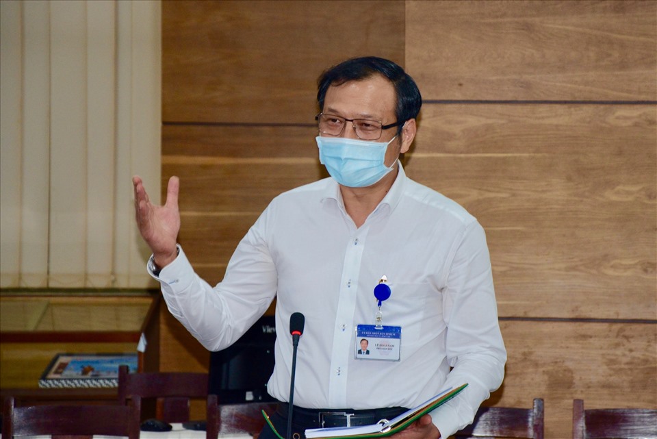 Ông Lê Hoài Nam, Phó giám đốc Sở Giáo dục TP HCM báo cáo tại buổi làm việc với Ban Văn hoá - Xã hội, HĐND TP HCM chiều 8/11. Ảnh: Mạnh Tùng