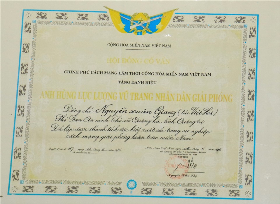 Chứng nhận ông Giang được tặng danh hiệu Anh hùng lực lượng vũ trang Nhân dân giải phóng năm 1976. Ảnh: H.L