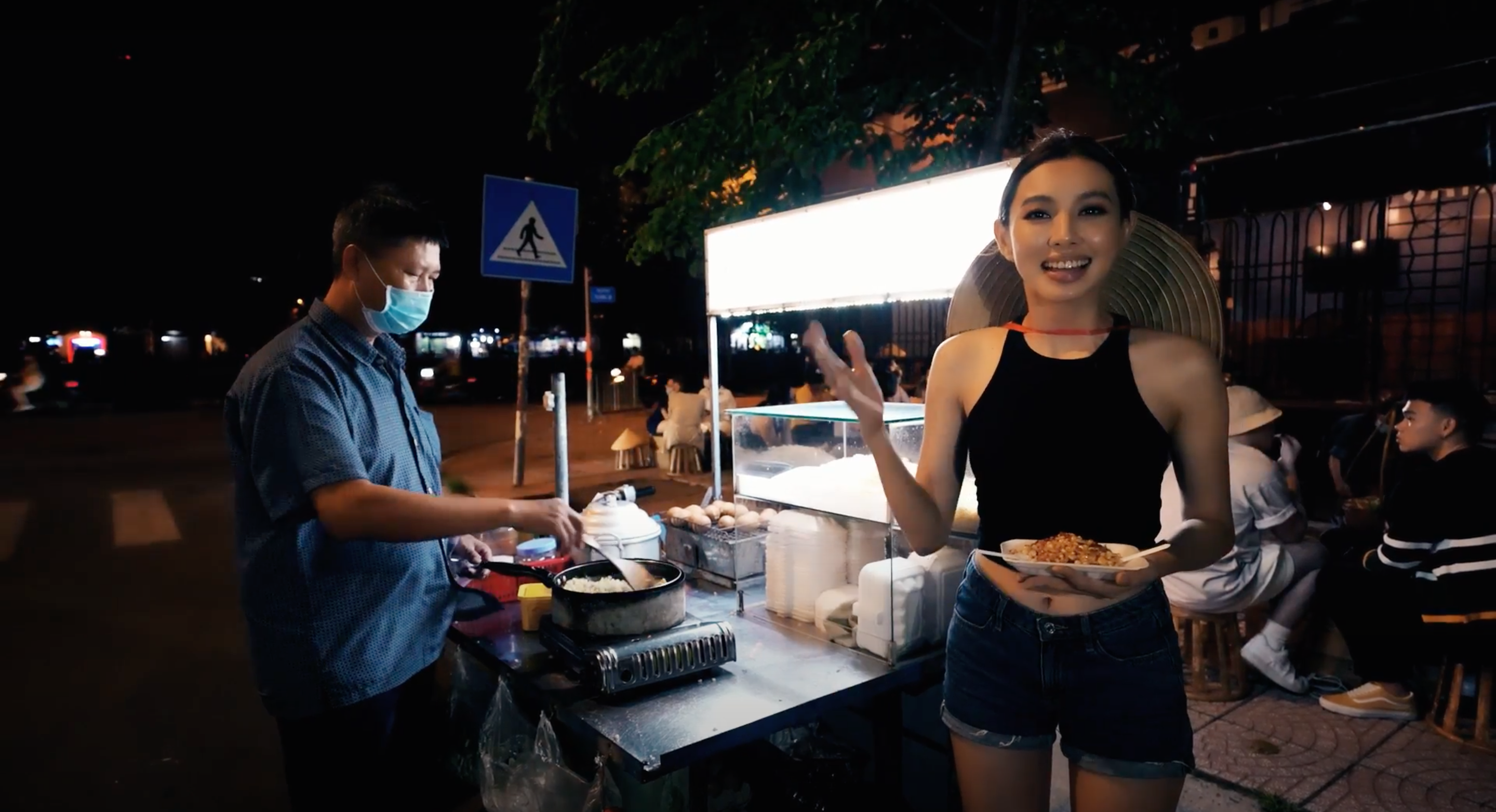 Với khả năng ngoại ngữ đầy lưu loát, Thùy Tiên đã khéo léo giới thiệu những nét đặc sắc về ẩm thực Việt Nam. Cô khéo léo lồng ghép những món đặc sản đường phố như ốc, bánh tráng trộn, bắp xào… vào clip dự thi của mình. Với sự trẻ trung và năng động, cô nàng khiến cho khán giả quốc tế thêm phần hiểu hơn về bản sắc của đất nước mình.