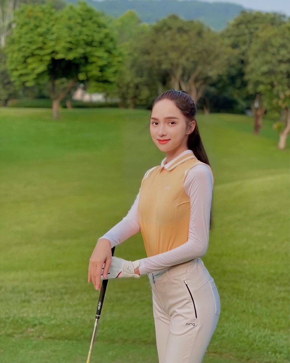 Hoa hậu Hương Giang khoe hình ảnh đẹp trên sân golf. Ảnh: NVCC