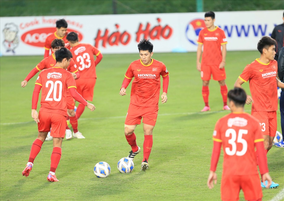 Đình Trọng và các cầu thủ tuyển Việt Nam sẵn sàng cho trận đấu gặp tuyển Nhật Bản. Ảnh: VFF