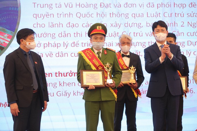 Ông Vũ Hoàng Đạt, Phó giám đốc Trung tâm dữ liệu Quốc gia, nhận bằng khen từ ban tổ chức. Ảnh Ngô Nhung (NLĐ)