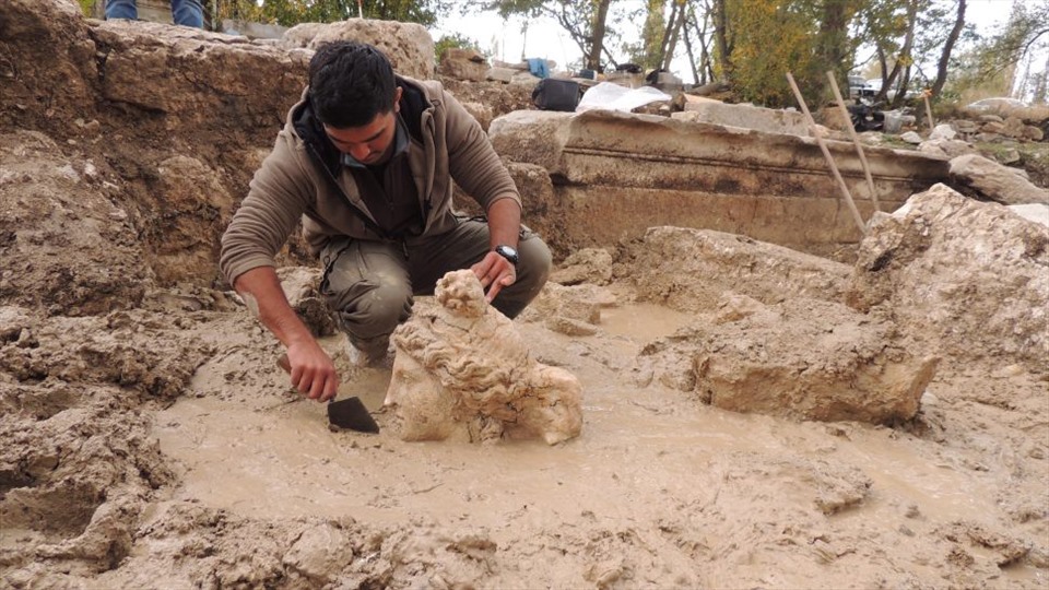 Khai quật khảo cổ ở Thổ Nhĩ Kỳ phát hiện ra đầu 2 tượng thần thời La Mã cổ đại. Ảnh: Aizanoi Excavation
