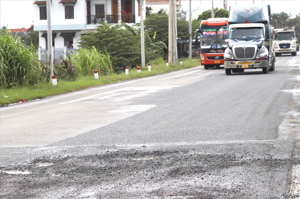 Ông Vũ Hải Long – Phó Giám đốc Công ty Cổ phần Đầu tư BOT Đèo Cả - Khánh Hòa thừa nhận, tuyến QL1A, đoạn qua tỉnh Khánh Hòa đã hoạt động được hơn 5 năm nên cần phải sửa chữa duy tu.   Liên quan đến tình trạng hư hỏng trên mặt đường QL1A, ông Long cho biết, nhà đầu tư đã đổ bê tông nhựa nóng để sữa chữa. Riêng những khu vực hư hỏng do thời tiết mưa thì nhà đầu tư sẽ “vá tạm”.