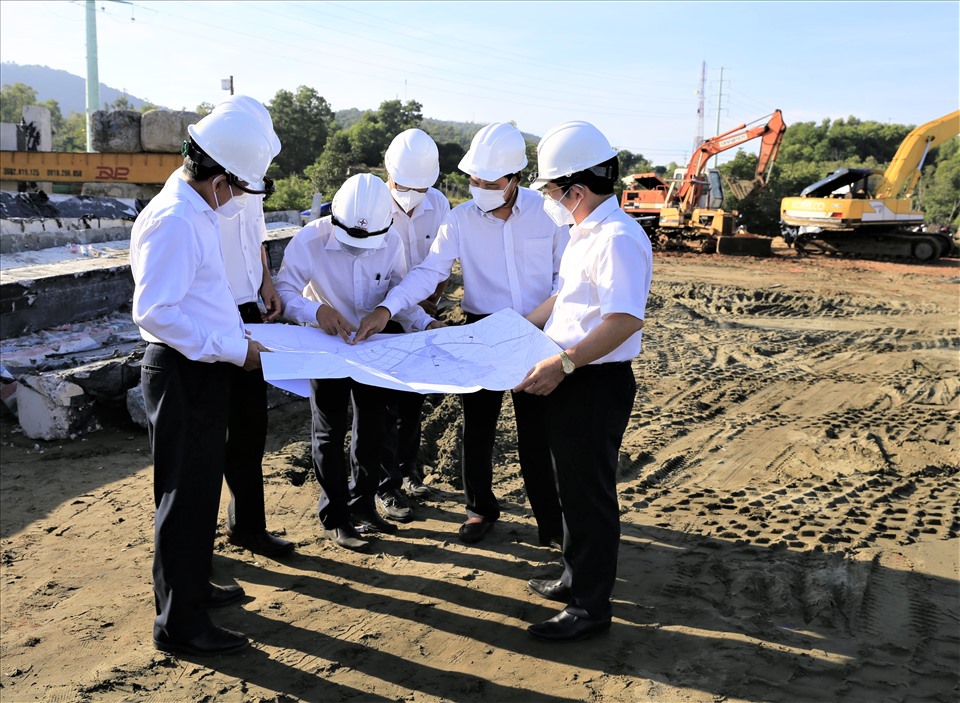 Chủ tịch HĐTV EVNSPC Nguyễn Văn Hợp và đoàn công tác kiểm tra thực tế tiến độ thi công tại công trình xây dựng Trạm biến áp 110kV Long Sơn ở khu vực phía Nam. Ảnh: EVNSPC cung cấp