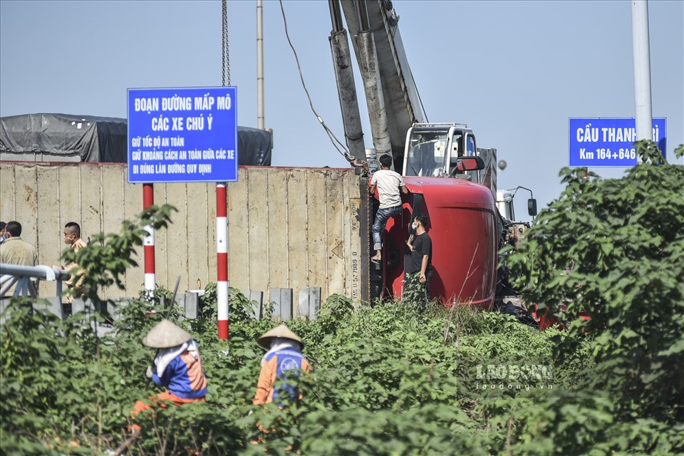 Danh tính lái xe container là Đ.N.L. (sinh năm 1986, trú tại An Nghĩa, Hoài An, tỉnh Bình Định) may mắn thoát nạn sau vụ lật xe.