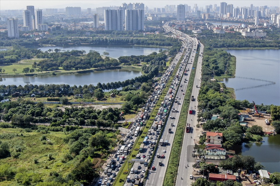 Hàng trăm phương tiện vẫn chưa thể di chuyển từ vành đai 3 qua cầu Thanh Trì.