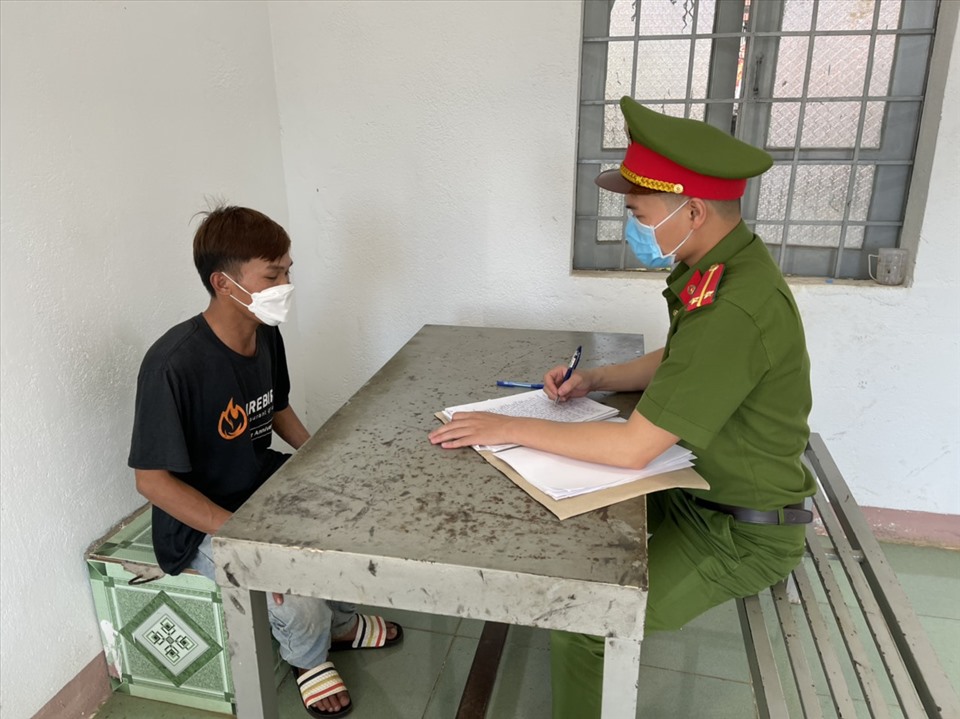 Đối tượng Sơn tại Cơ quan Cảnh sát điều tra Công an huyện Đắk Mil (tỉnh Đắk Nông). Ảnh: Minh Quỳnh