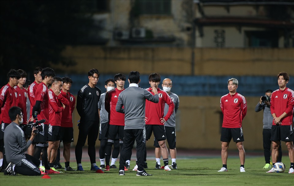 Tuyển Nhật Bản có buổi tập chính thức đầu tiên trên sân Hàng Đẫy để chuẩn bị cho trận đấu gặp Việt Nam (11.11). Huấn luyện viên Hajime Moriyasu có những trao đổi về chuyên môn với các cầu thủ trước khi bước vào tập luyện. Ảnh: T.L