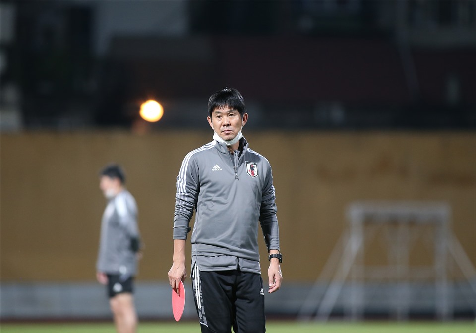 Huấn luyện viên Hajime Moriyasu tỏ ra nghiêm khắc trong suốt quá trình tuyển Nhật Bản tập luyện. Ông yêu cầu các học trò phải tập trung tối đa để có được sự chuẩn bị tốt nhất trước trận đấu sắp tới. Ảnh: T.L