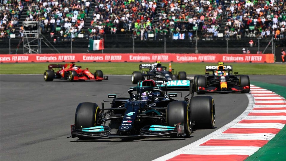 Chiếc xe của Hamilton và đồng đội ở Mercedes có vấn đề về phanh khi vào Turn 1. Ảnh: Racingnews365