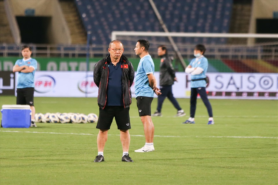 Theo ghi nhận của phóng viên, HLV Park Hang-seo tiếp tục là người giám sát kỹ các cầu thủ tập luyện. Ông thầy người Hàn Quốc tỏ ra khá trầm tư trước trận đấu lớn khi đối thủ là đội bóng hàng đầu trong khu vực Châu Á.