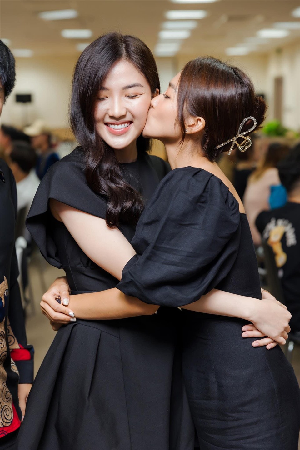 Hai nữ diễn viên của bộ phim 11 Tháng 5 Ngày là Khả Ngân (vai Tuệ Nhi) và Lương Thanh (vai Thục Anh) ngày càng được nhiều người hâm mộ yêu mến. Không chỉ có sự tương tác rất ăn ý trên phim, hai cô gái còn dành cho nhau những cử chỉ rất đáng yêu ở hậu trường và ngoài đời.