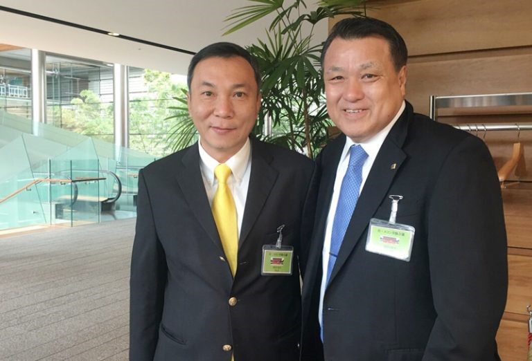 Chủ tịch Liên đoàn bóng đá Nhật Bản - ông Kozo Takashima chụp ảnh cùng Phó Chủ tịch thường trực VFF Trần Quốc Tuấn. Ảnh: VFF