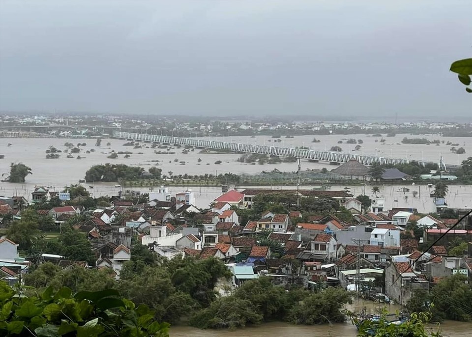 TP.Tuy Hòa (Phú Yên) bị ngập lụt bủa vây. Ảnh: Phương Uyên
