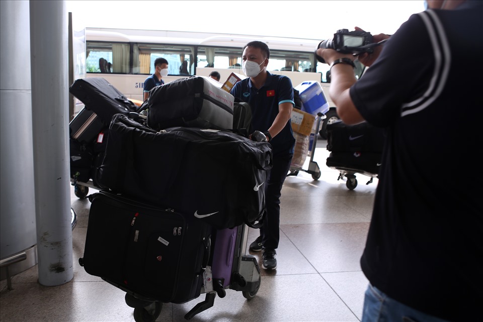 Toàn bộ thành viên đội tuyển Việt Nam được chia ra thành 3 xe di chuyển đến sân bay Tân Sơn Nhất. Khoảng 9h30, chuyến xe đầu tiên chở hành lý đã có mặt ở sân bay. Các thành viên phải mất gần 30 phút để di chuyển hành lý vào trong.
