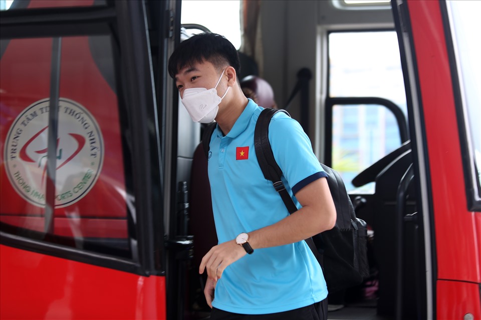Khoảng 10h, chuyến xe chở nhóm cầu thủ đầu tiên đã có mặt ở sân bay Tân Sơn Nhất.