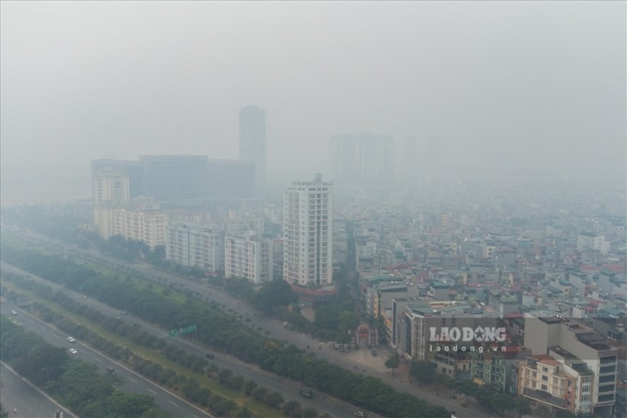 Đường phố Hà Nội chìm trong làn sương. Ảnh chụp 6.2021.