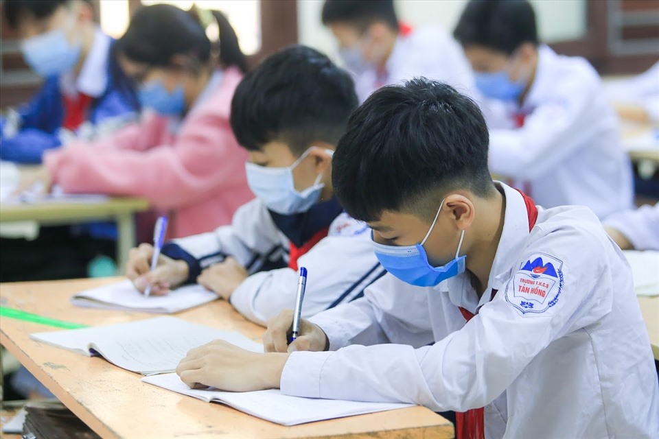 Học sinh Hà Nội đi học trở lại sau thời gian dài học trực tuyến. Ảnh: Hải Nguyễn.