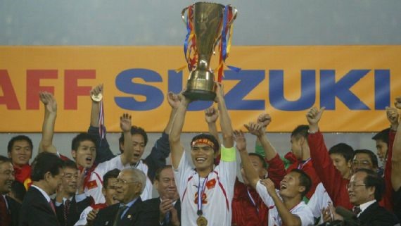AFF Cup 2008: Tuyển Việt Nam có lần vô địch đầu tiên tại sân chơi khu vực khi thắng tuyển Thái Lan với tổng tỉ số 3-2. Ở chung kết lượt đi tại Bangkok, thầy trò ông Calisto thắng “Voi chiến” 2-1. Ở trận lượt về, Lê Công Vinh đánh đầu gỡ hòa ở phút bù giờ cuối cùng, mang danh hiệu về cho tuyển Việt Nam. Ảnh: Sportive