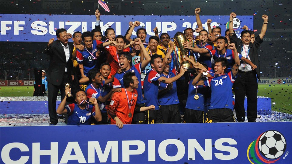 AFF Cup 2010: Tuyển Malaysia từng thua Indonesia 1-5 ở vòng bảng, nhưng gặp lại nhau ở chung kết, họ đã vượt qua đối thủ với tổng tỉ số 5-1 sau 2 trận đấu. Đây là chức vô địch khu vực đầu tiên của Harimau Malaya. Ảnh: Getty
