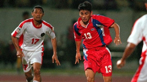 Tiger Cup 2000: Tuyển Thái Lan (áo đỏ) có lần thứ 2 vô địch khu vực khi thắng tuyển Indonesia 4-1 ở trận chung kết. Ở trận tranh hạng 3, tuyển Malaysia đã vượt qua tuyển Việt Nam 3-0 dù từng hòa đối thủ 0-0 ở vòng bảng. Ảnh: Stanley Chou/Allsport
