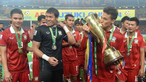 AFF Cup 2014: Với dàn cầu thủ trẻ trung, tài năng, huấn luyện viên Kiatisak đã giúp tuyển Thái Lan vô địch khu vực sau 12 năm. Ở trận chung kết, họ đã vượt qua Malaysia với tổng tỉ số 4-3, sau một cuộc rượt đuổi tỉ số ngoạn mục. Ảnh: AFP