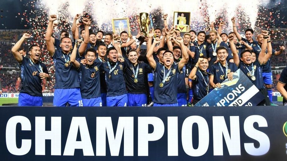 AFF Cup 2016: Tuyển Thái Lan bảo vệ thành công ngôi vô địch khi toàn thắng 8 trận từ đầu giả. Ở trận chung kết, đội bóng của Kiatisak thắng Indonesia với tổng tỉ số 4-1 sau 2 lượt trận. Ảnh: AFF