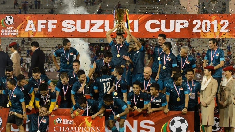 AFF Cup 2012: Tuyển Singapore có lần thứ 4 vô địch khu vực sau khi thắng Thái Lan 3-2 sau 2 lượt trận chung kết. Họ thắng 3-1 và tại sân nhà và thua 0-1 trên sân đối phương. Ở giải đấu này, tuyển Việt Nam đã bị loại từ vòng bảng. Ảnh: FIFA