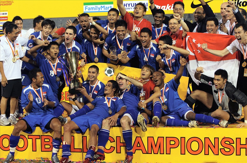 AFF Cup 2007: Từ giải đấu này, Tiger Cup đổi tên thành AFF Cup. Vì lý do khách qua, giải đấu không diễn ra vào năm 2006 và chuyển qua tổ chức đầu năm 2007. Tuyển Singapore bảo vệ thành công ngôi vô địch sau khi thắng Thái Lan với tổng tỉ số 3-2. Còn tuyển Việt Nam và Malaysia nhận đồng hạng 3. Ảnh: AFF
