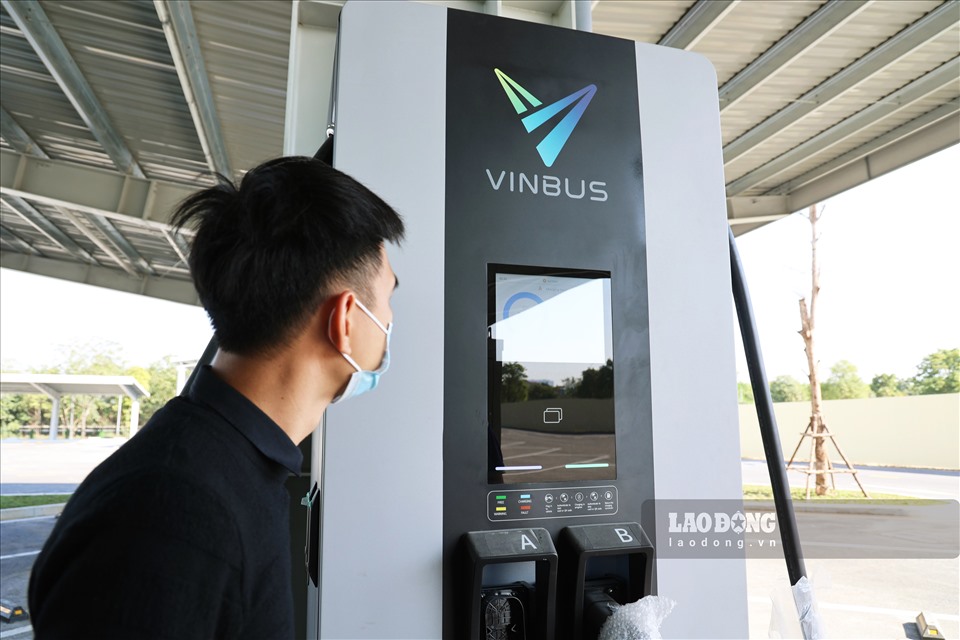 VinBus sở hữu khối pin dung lượng 281 kWh, có khả năng di chuyển tối đa từ 220 – 260km. Xe có thể nhanh chóng sạc đầy chỉ sau 2 giờ tại hệ thống trạm sạc nhanh 150kW.
