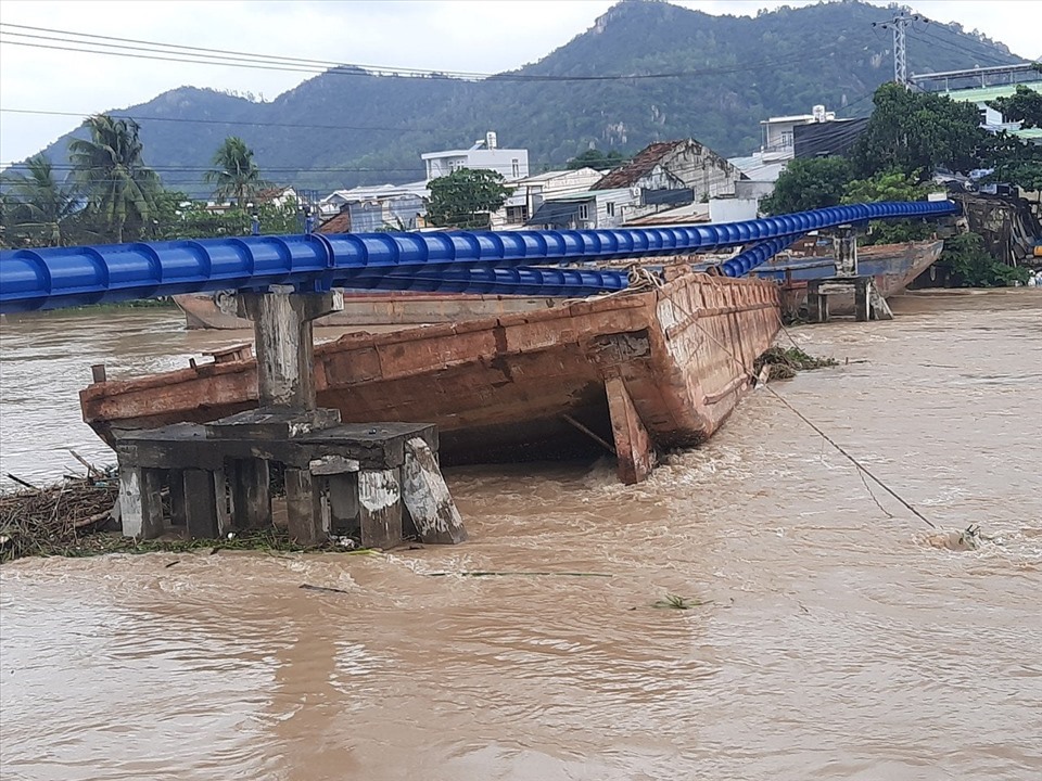 Về lâu dài, Sở GTVT tỉnh Khánh Hòa vẫn phải đợi tình hình thời tiết thuận lợi, nước lũ rút bớt thì mới tổ chức đưa các tàu kéo công suất lớn vào lai dắt dứt điểm 2 sà lan.