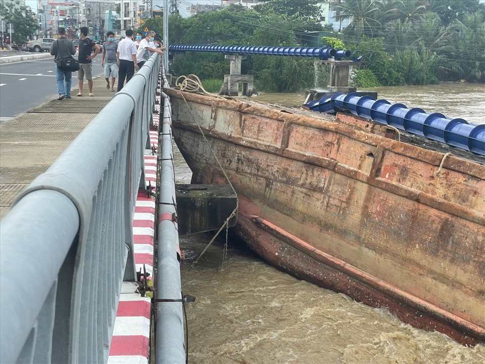 Trong thời gian đợi tàu công suất lớn vào la dắt 2 sà lan, Sở GTVT Khánh Hòa đang cử lực lượng chức năng bảo vệ cầu Hà Ra trước nguy cơ đe dọa đến an toàn cầu.