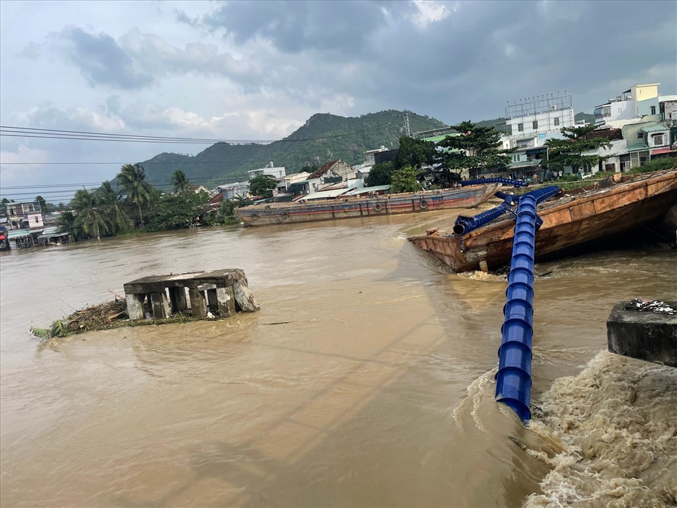 Về lâu dài, Sở GTVT tỉnh Khánh Hòa vẫn phải đợi tình hình thời tiết thuận lợi, nước lũ rút bớt thì mới tổ chức đưa các tàu kéo công suất lớn vào lai dắt dứt điểm 2 sà lan.