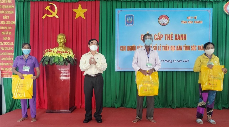 Trao “Thẻ xanh” và quà cho những người bán vé số lẻ đợt đầu tiên tại tỉnh Sóc Trăng. Ảnh: Nhật Hồ