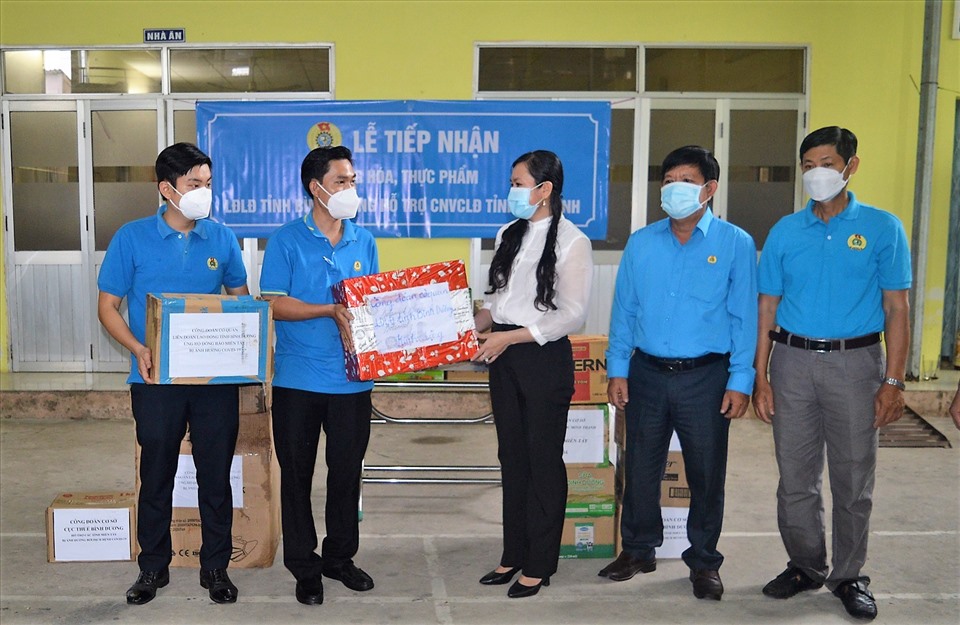 Đồng chí Thạch Thị Thu Hà, Chủ tịch LĐLĐ tỉnh Trà Vinh, tiếp nhận hàng hỗ trợ từ LĐLĐ tỉnh Bình Dương.