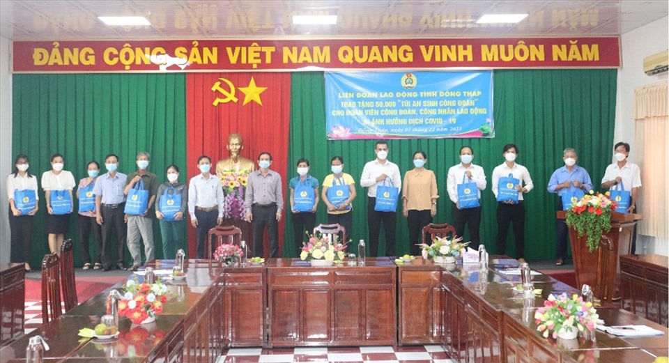 Ông Trần Hoàng Vũ, Chủ tịch Liên đoàn Lao động tỉnh Đồng Tháp, cùng lãnh đạo Công đoàn Viên chức, Sở LĐTBXH trao “Túi An sinh Công đoàn” cho đoàn viên và người lao động.