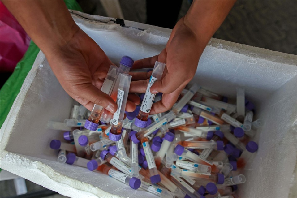 Hai bác sĩ Israel nhiễm biến thể Omicron dù đã tiêm vaccine đầy đủ. Ảnh: AFP