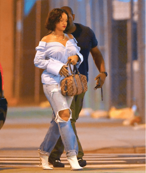 Rihanna che chắn vòng 2 cẩn thận mỗi khi ra ngoài. Ảnh: Xinhua