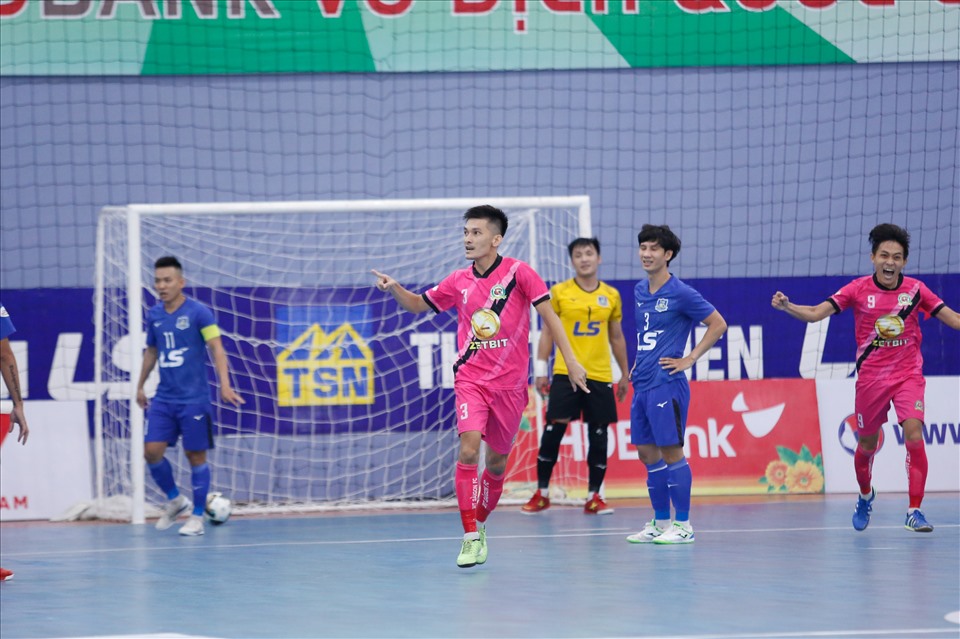 Thậm chí, Zebit Sài Gòn mới là đội mở tỉ số trước ở phút thứ 3 của trận đấu nhờ cú dứt điểm hiểm hóc của Trần Tuyền.