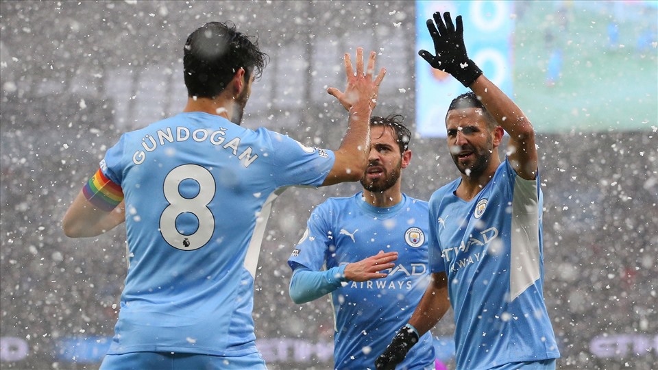 Man City đã vượt qua đối thủ rất khó chịu trong cơn mưa tuyết. Ảnh: Premier League