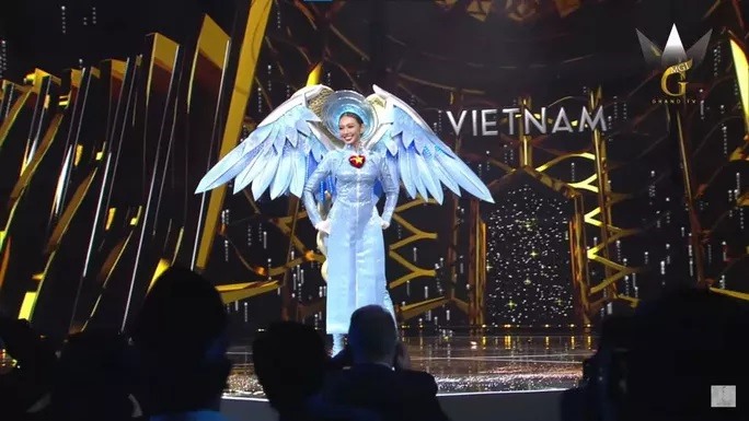 Khi Thủy Tiên tiến đến giữa sân khấu, chương trình đã tinh tế tắt một phần đèn giúp đôi cánh của “Thiên thần áo xanh” trở nên nổi bật hơn. Thêm vào đó, chi tiết trái tim đính giữa ngực cũng thu hút ánh nhìn không kém khi đây là màu cờ đỏ sao vàng của Việt Nam.