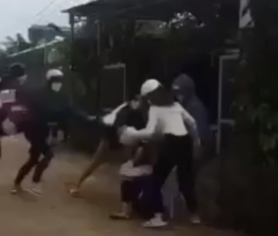 Nữ sinh bị đánh hội đồng bên cạnh công trường.