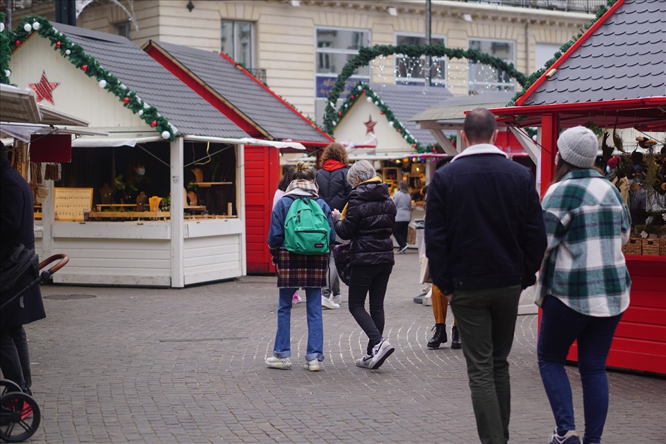 Chợ giáng sinh của Nantes được đặt tại khu vực trung tâm quảng trường Place Royale. Ảnh: Linh Linh