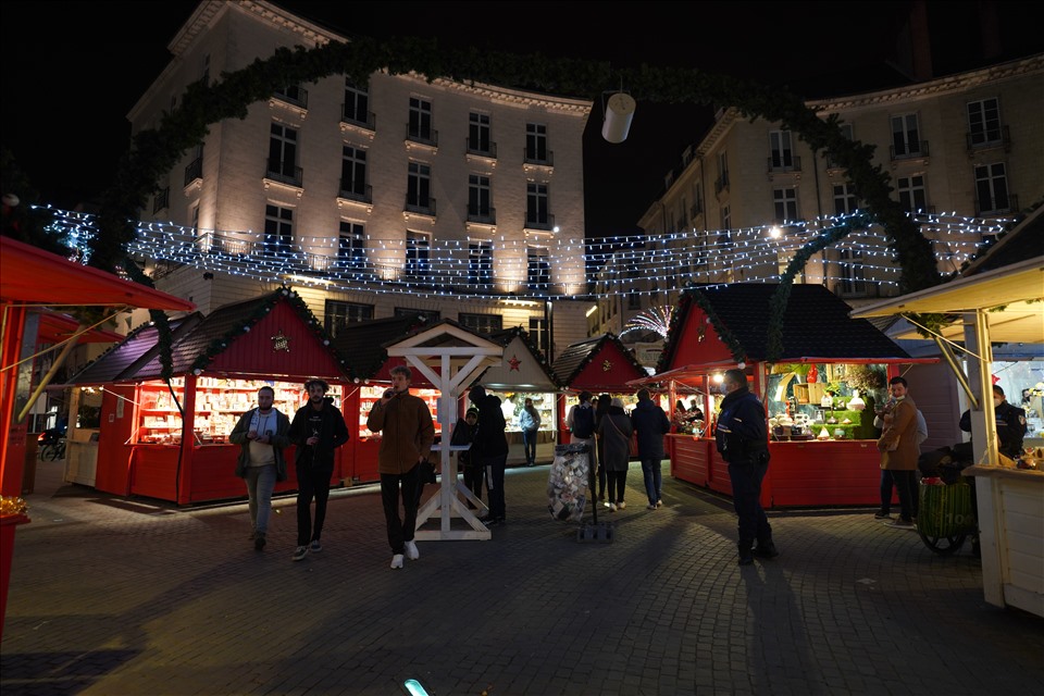 Một góc chợ Giáng sinh về đêm. Ảnh: Linh Linh