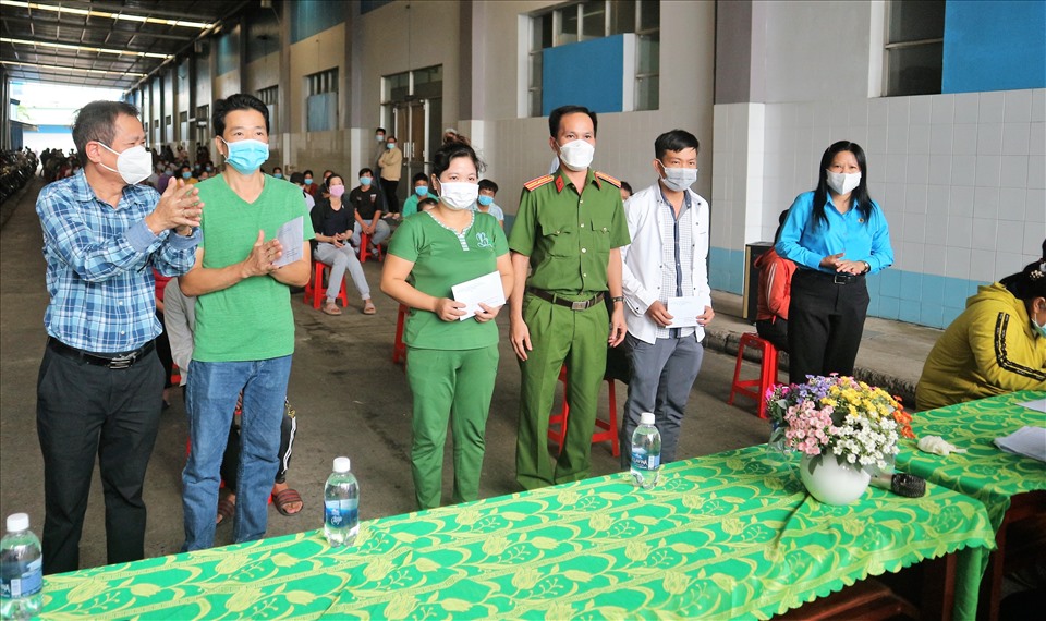 Đoàn viên, người lao động F0 đã khỏi bệnh tại Công ty cổ phần Gò Đàng nhận hỗ trợ từ Công đoàn các Khu công nghiệp tỉnh Tiền Giang.