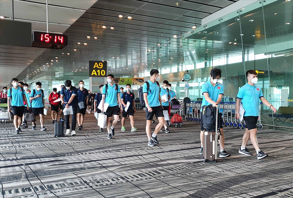 Thầy trò huấn luyện viên Park Hang-seo đã có mặt tại sân bay quốc tế Changi vào buổi chiều cùng ngày, sau gần 2 giờ bay. Ảnh: VFF