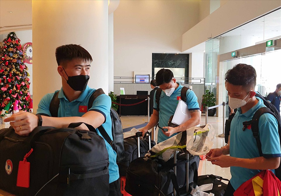 Tại Singapore, ĐT Việt Nam được BTC giải bố trí ăn nghỉ tại khách sạn Grand Mercure Roxy, nằm cách sân bay khoảng 15 phút di chuyển bằng xe bus. Theo quy định của Chính phủ Singapore, sau khi về đến khách sạn, tất cả các thành viên đội tuyển bắt buộc phải tự cách ly trong phòng cho đến khi có kết quả âm tính với COVID-19. Trong thời gian tự cách ly chờ kết quả xét nghiệm RT-PCR, khách sạn phục vụ bữa ăn tại phòng cho toàn đội.